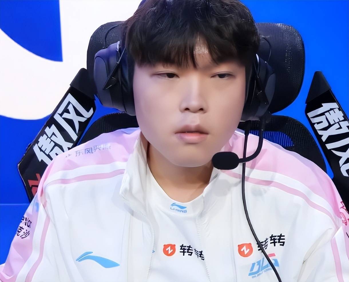 BLG首胜心情大好，赛后全员Cos海贼王，网友直呼：二次元战队(图2)