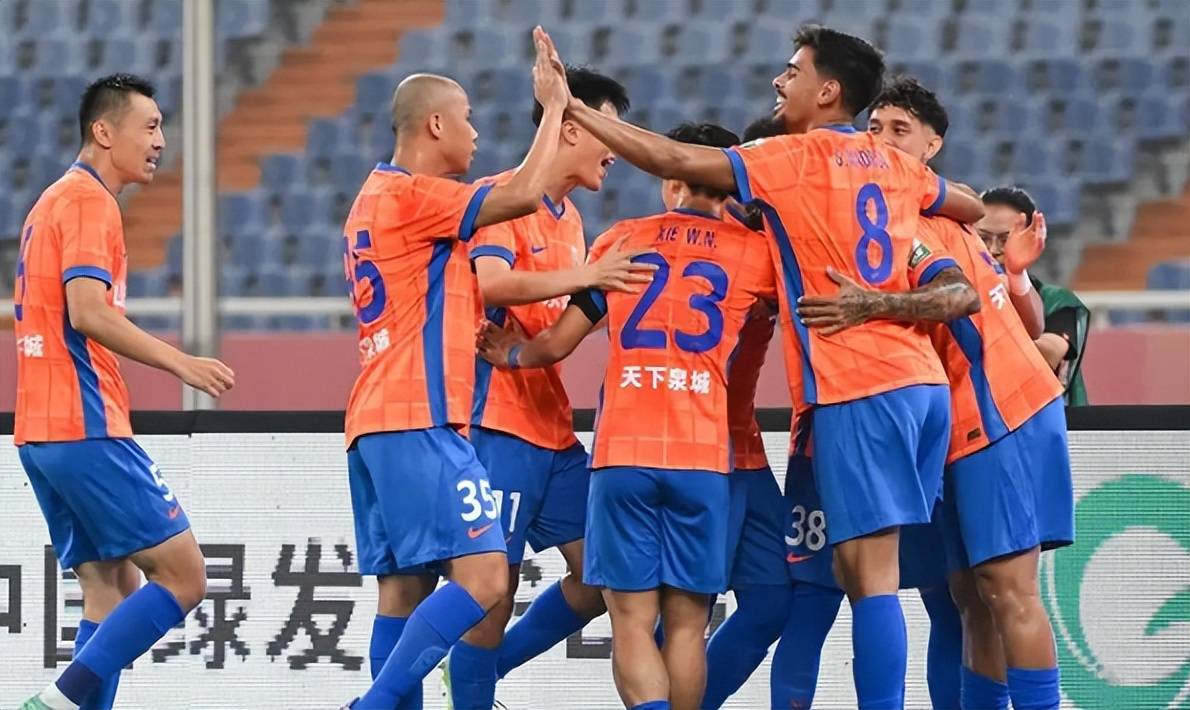 山东泰山必须补强后防短板，外援中卫即将到位，是条大鱼？(图3)