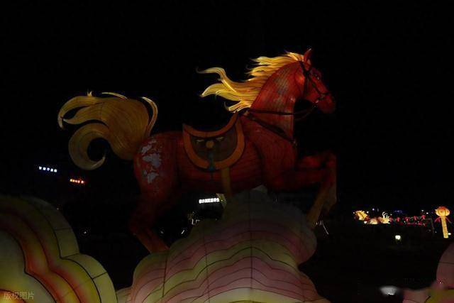 马踏光影越雄关!嘉峪关这场新春灯会,藏着丝路千年的文化密码 (图1) 马踏光影越雄关!嘉峪关这场新春灯会,藏着丝路千年的文化密码 (图1)