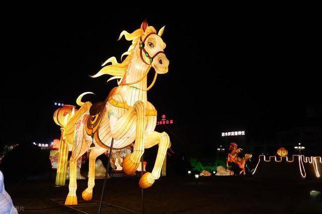 马踏光影越雄关!嘉峪关这场新春灯会,藏着丝路千年的文化密码 (图2) 马踏光影越雄关!嘉峪关这场新春灯会,藏着丝路千年的文化密码 (图2)