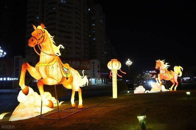 马踏光影越雄关!嘉峪关这场新春灯会,藏着丝路千年的文化密码 (图6) 马踏光影越雄关!嘉峪关这场新春灯会,藏着丝路千年的文化密码 (图6)
