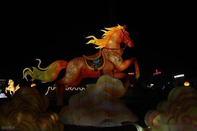 马踏光影越雄关!嘉峪关这场新春灯会,藏着丝路千年的文化密码 (图4) 马踏光影越雄关!嘉峪关这场新春灯会,藏着丝路千年的文化密码 (图4)