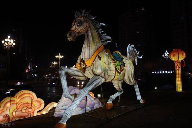 马踏光影越雄关!嘉峪关这场新春灯会,藏着丝路千年的文化密码 (图5) 马踏光影越雄关!嘉峪关这场新春灯会,藏着丝路千年的文化密码 (图5)