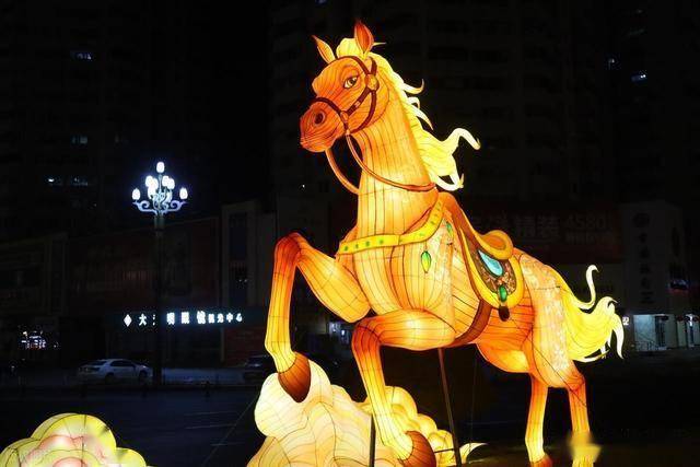 马踏光影越雄关!嘉峪关这场新春灯会,藏着丝路千年的文化密码 (图7) 马踏光影越雄关!嘉峪关这场新春灯会,藏着丝路千年的文化密码 (图7)