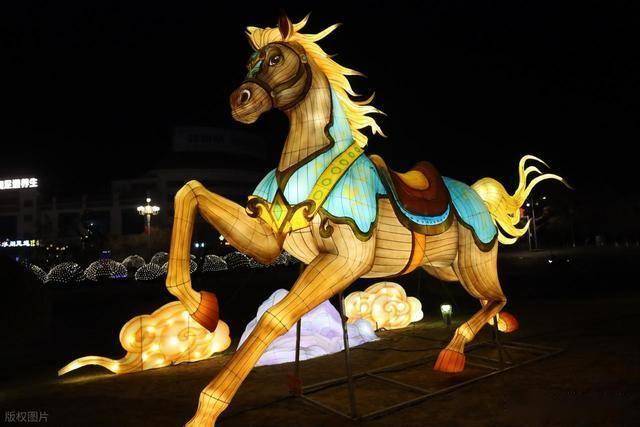 马踏光影越雄关!嘉峪关这场新春灯会,藏着丝路千年的文化密码 (图10) 马踏光影越雄关!嘉峪关这场新春灯会,藏着丝路千年的文化密码 (图10)