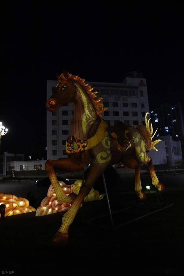 马踏光影越雄关!嘉峪关这场新春灯会,藏着丝路千年的文化密码 (图9) 马踏光影越雄关!嘉峪关这场新春灯会,藏着丝路千年的文化密码 (图9)