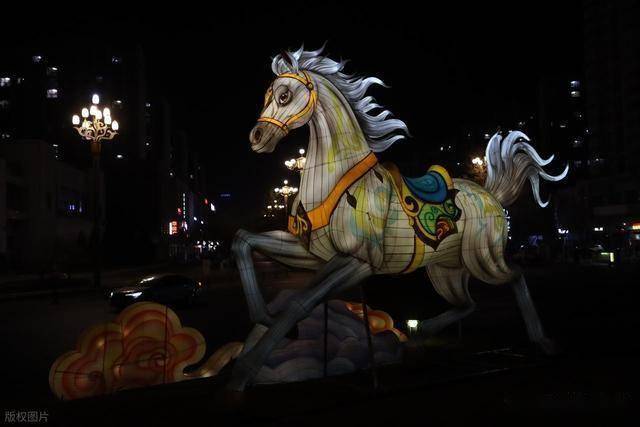 马踏光影越雄关!嘉峪关这场新春灯会,藏着丝路千年的文化密码 (图8) 马踏光影越雄关!嘉峪关这场新春灯会,藏着丝路千年的文化密码 (图8)