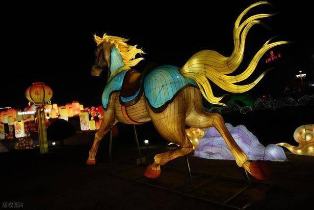 马踏光影越雄关!嘉峪关这场新春灯会,藏着丝路千年的文化密码 (图11) 马踏光影越雄关!嘉峪关这场新春灯会,藏着丝路千年的文化密码 (图11)