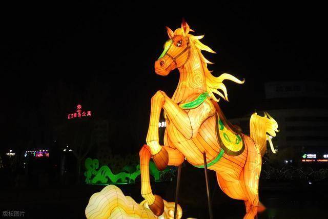 马踏光影越雄关!嘉峪关这场新春灯会,藏着丝路千年的文化密码 (图13) 马踏光影越雄关!嘉峪关这场新春灯会,藏着丝路千年的文化密码 (图13)