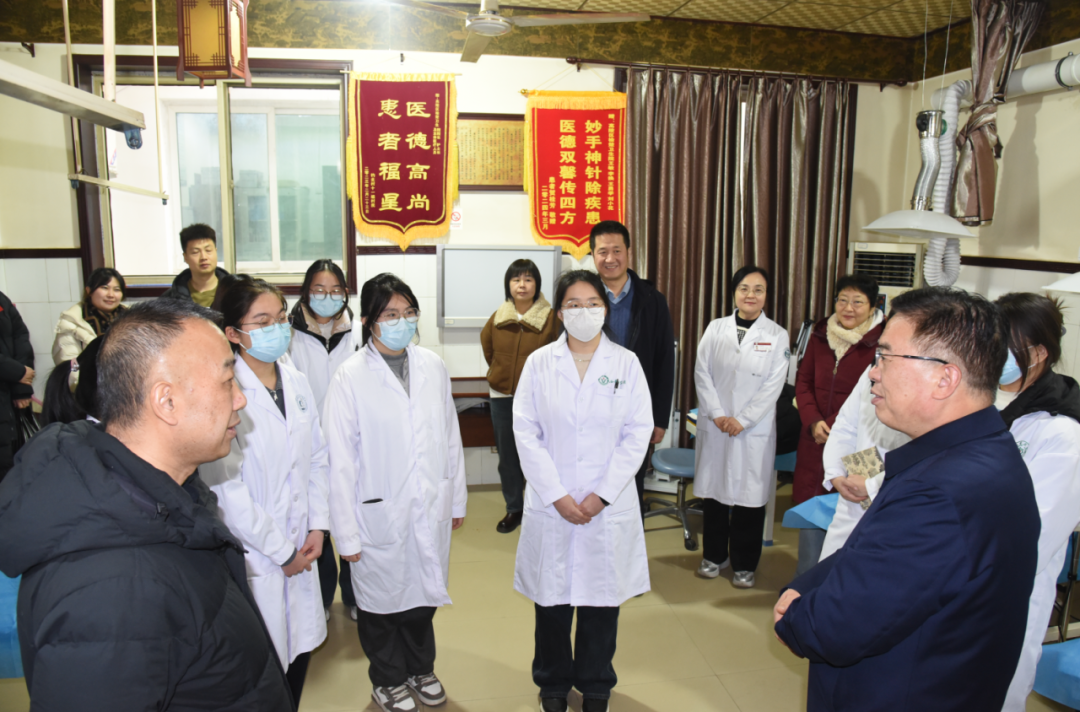 西安医学院校长巩守平慰问“乡村健康小屋”基层医疗师生实践团(图1)
