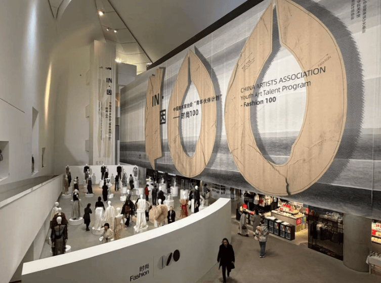 央美美术馆里“走秀”，“青年伙伴计划”首届时尚100举办服装设计师作品秀演 (图4)