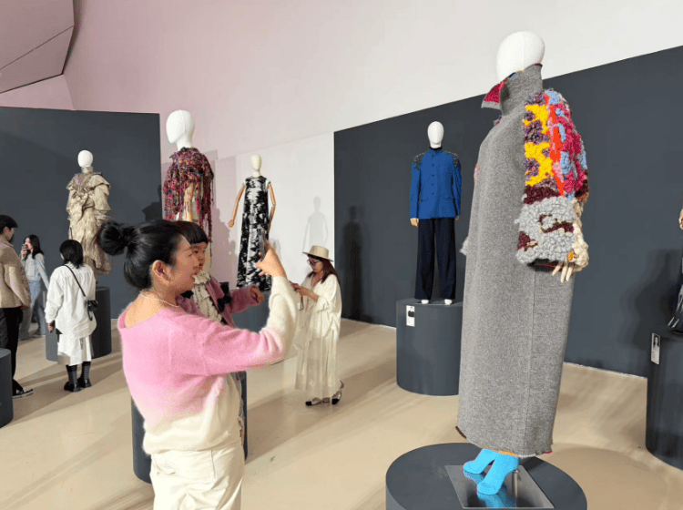 央美美术馆里“走秀”，“青年伙伴计划”首届时尚100举办服装设计师作品秀演 (图5)