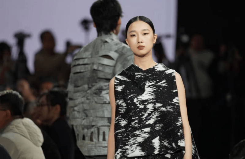 央美美术馆里“走秀”，“青年伙伴计划”首届时尚100举办服装设计师作品秀演 (图8)