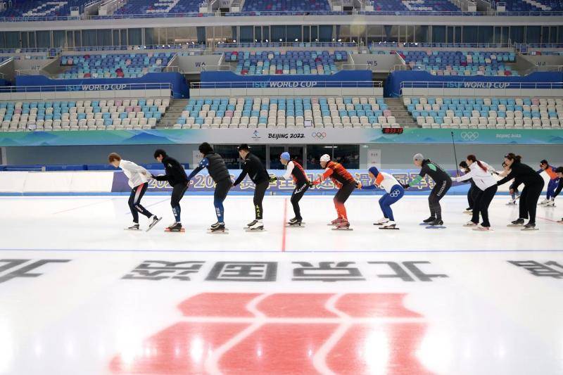 “滑向冰丝带”活动圆满举办，李琰携冬奥健儿指导滑冰爱好者 (图1)