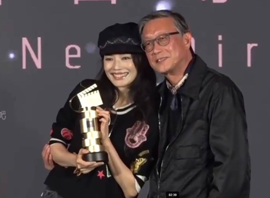 舒淇回应获奖没感谢冯德伦,等到年末再一次性谢完 (图1) 舒淇回应获奖没感谢冯德伦,等到年末再一次性谢完 (图1)