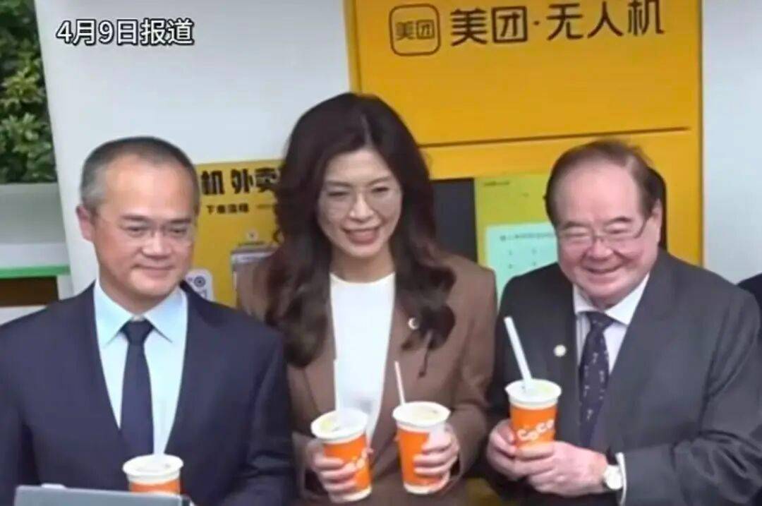 郑丽文一行在上海参访，体验无人机送外卖，本人发声：两岸中国人要携手推动交流合作 (图1)