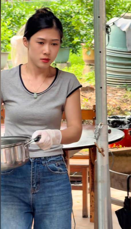 莫氏鸡煲爆火，老板女儿撞脸佘诗曼被催出道，本人下场回应 (图7)