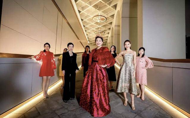 香港知名男星前妻整容成瘾，卖保险年入500万，成功跻身上流圈子 (图5)