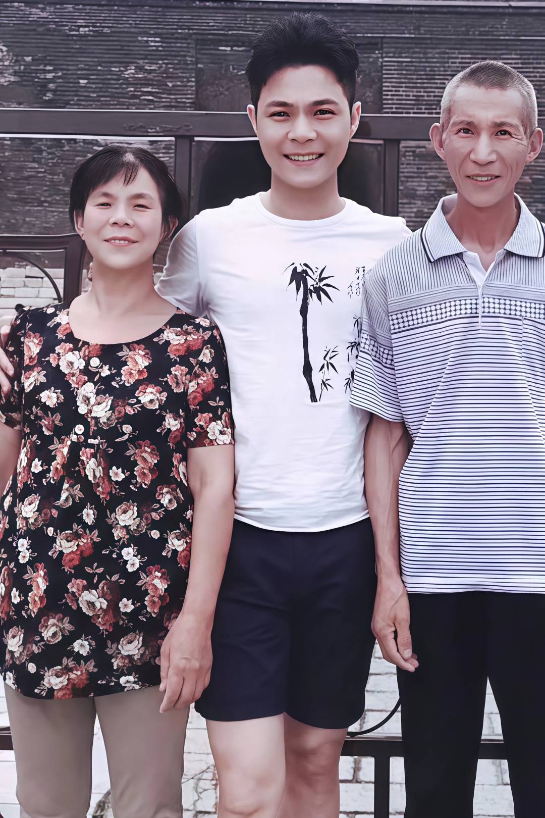 李沐霖《灯下》(图2) 3.jpg